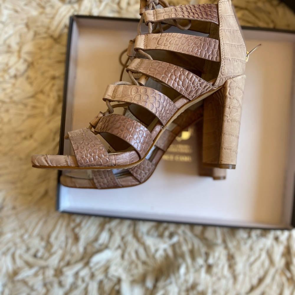 Vince Camuto Never worn 7.5 open toe heels